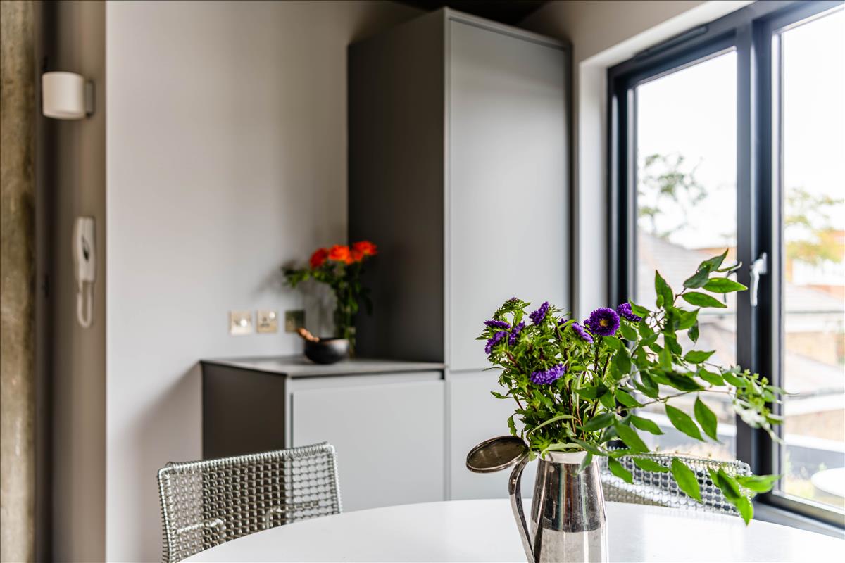 Three bedroom architecturally finished triplex in London Fields for let e8
