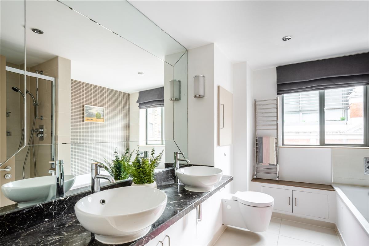 Split-level penthouse for sale, Boundary Street, Shoreditch, E2. Principal bathroom