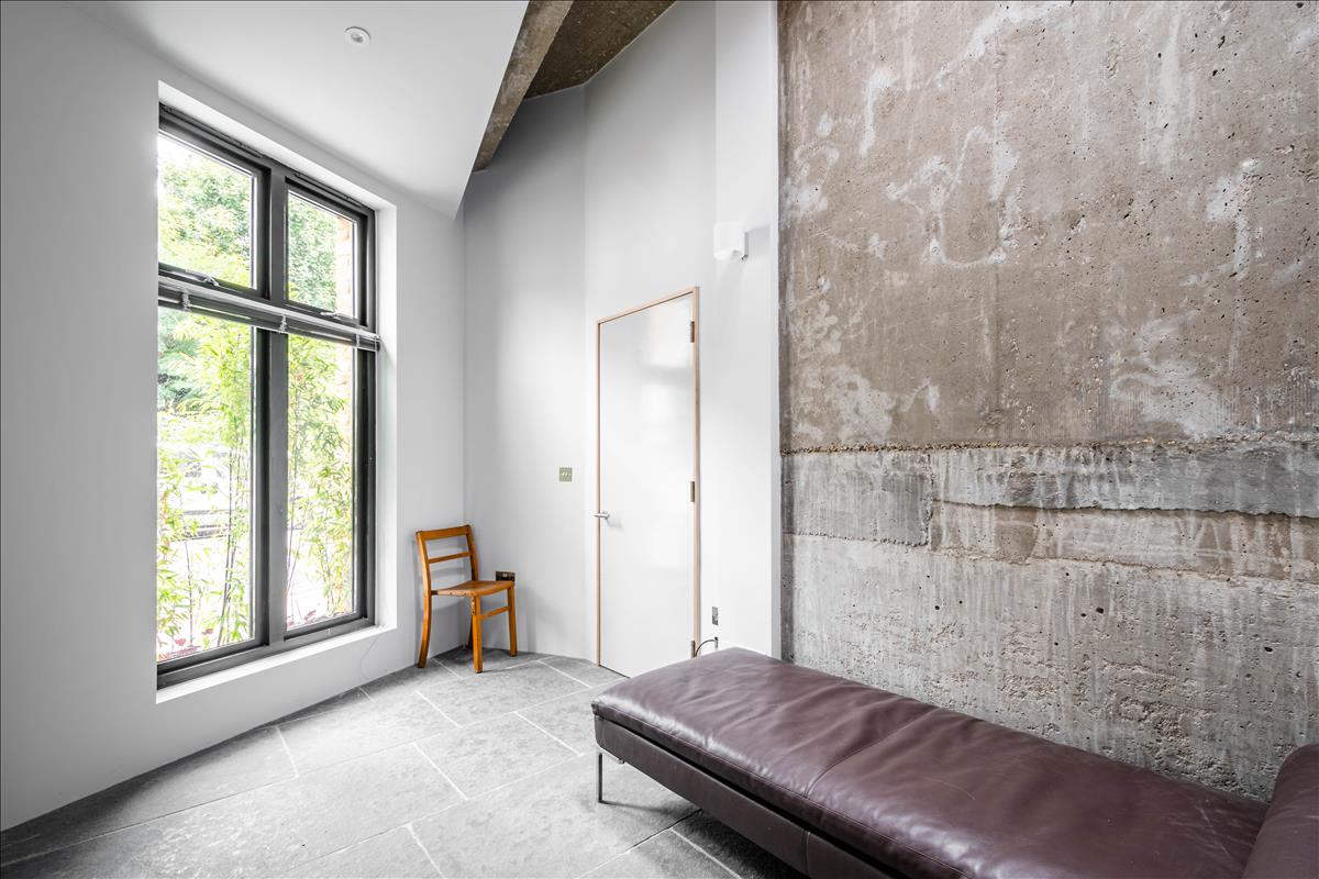 Three bedroom architecturally finished triplex in London Fields for sale e8