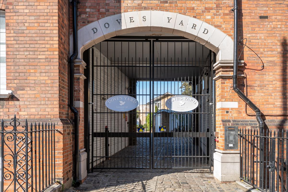 immaculate mews house for rent in Barnsbury N1