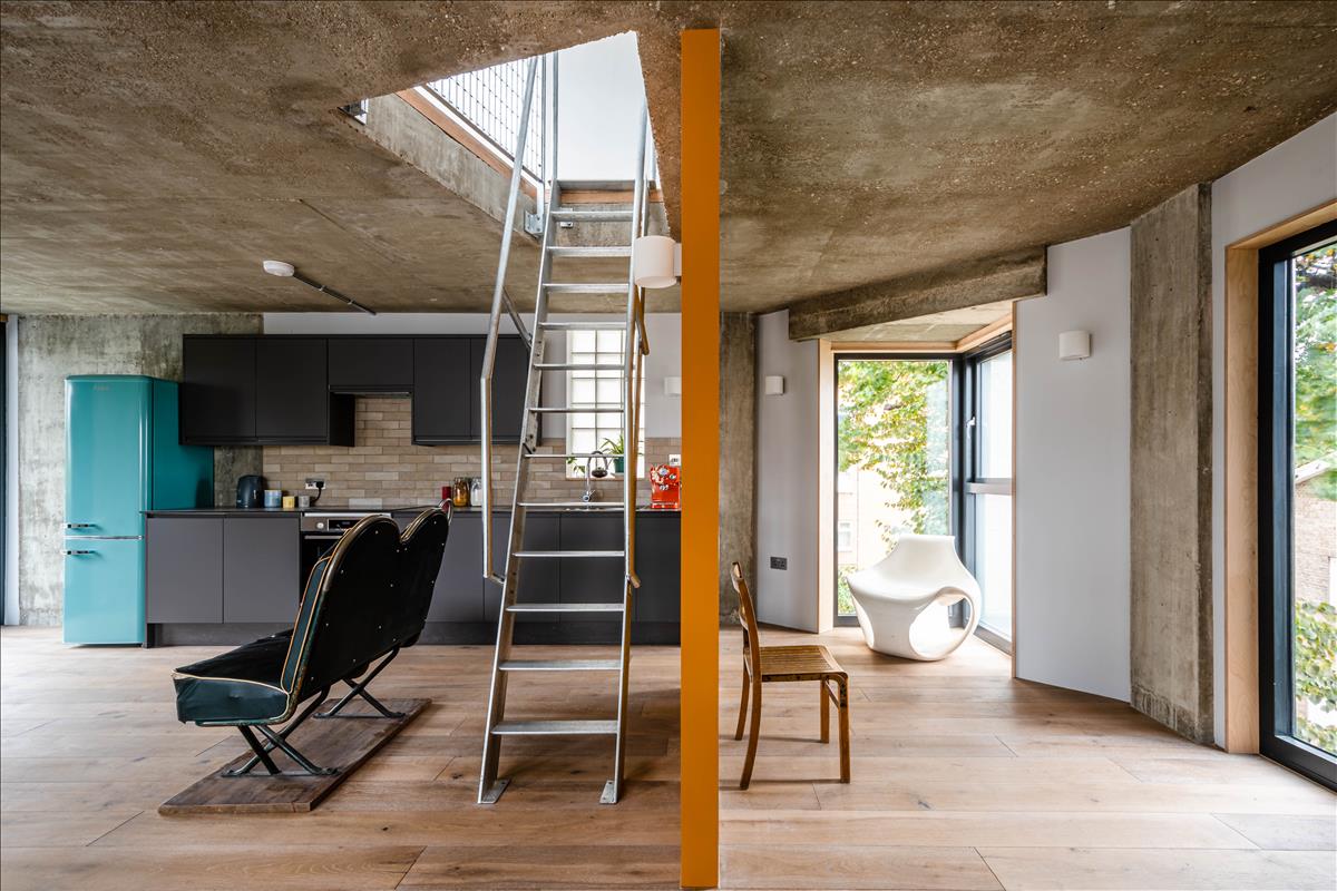 Three bedroom architecturally finished triplex in London Fields for sale e8