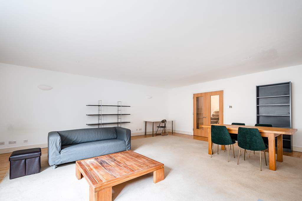 Three bedroom two bathroom split level apartment for rent in the heart of Hatton Garden EC1
