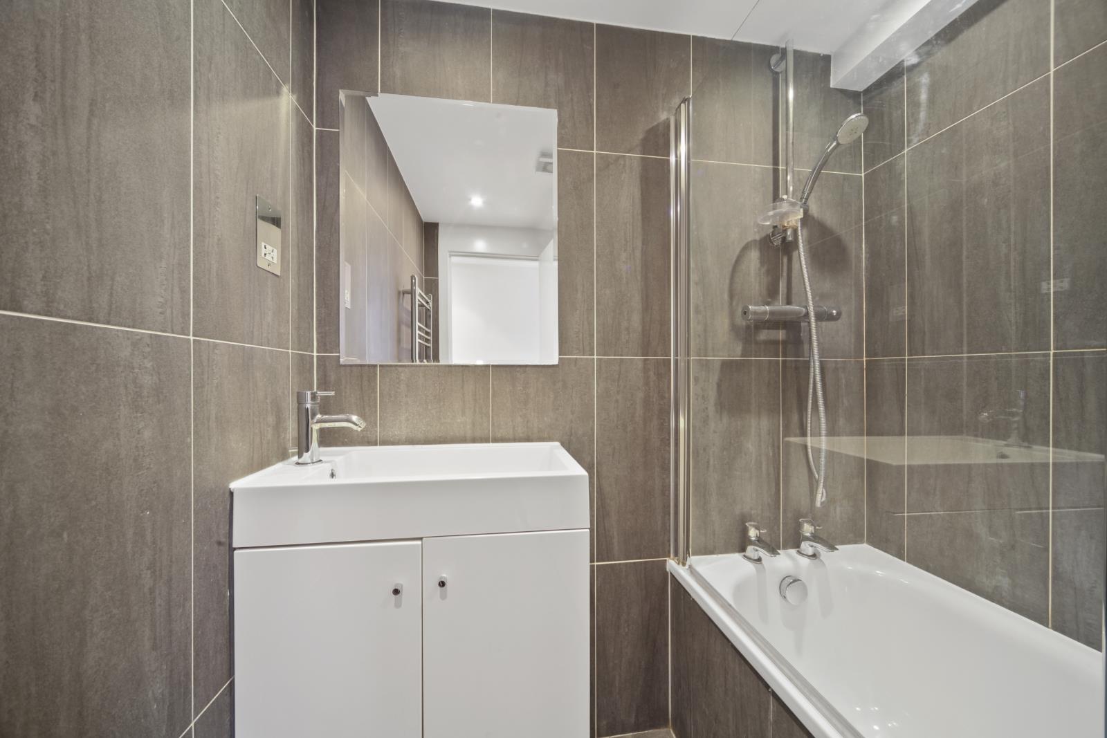 Bathroom. Flat for sale Guilford Street, Camden, London, WC1N. Three bedrooms, two bathrooms. 