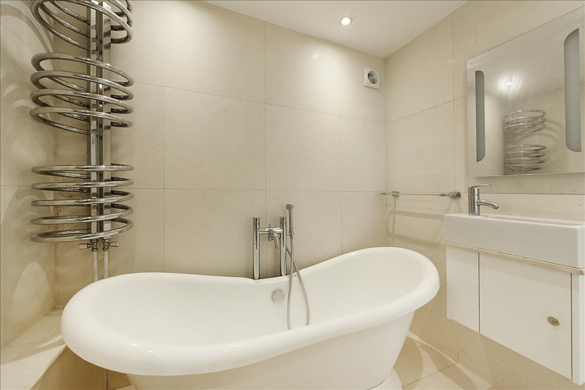 Architecturally designed 4 bedroom house for let in De Beauvoir