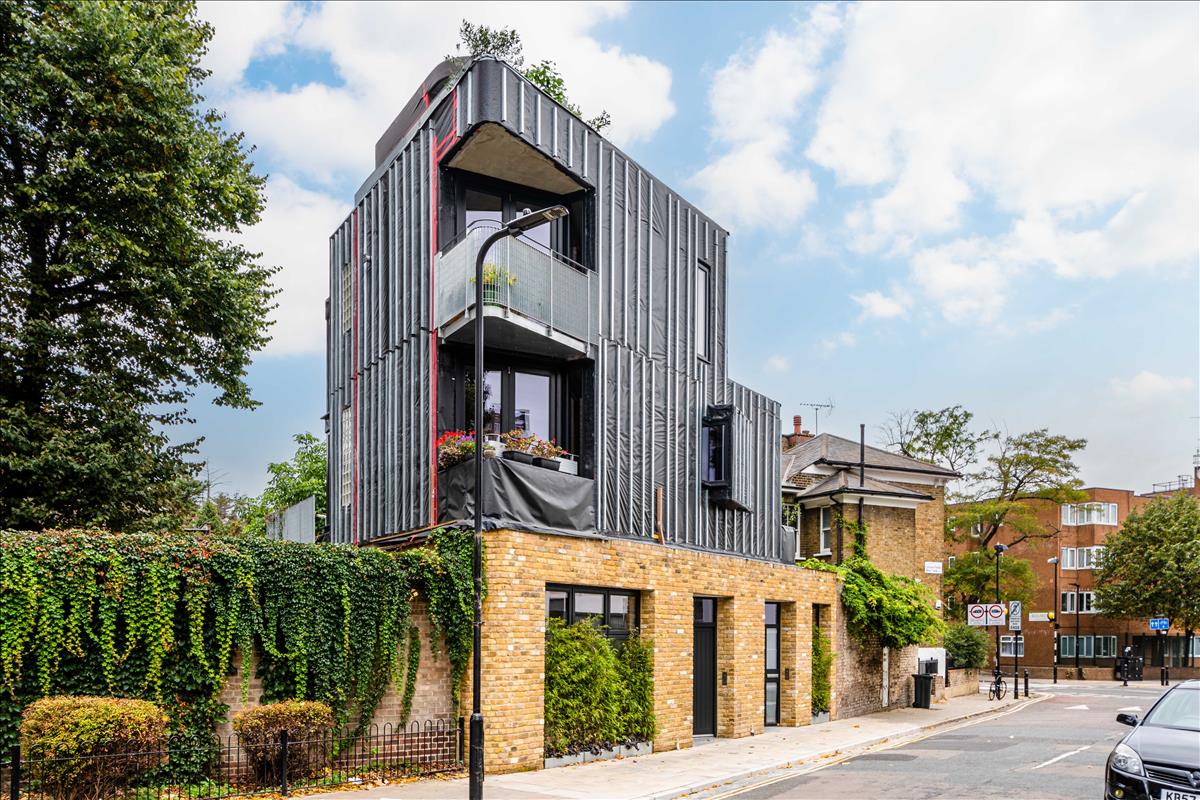 Three bedroom architecturally finished triplex in London Fields for let e8