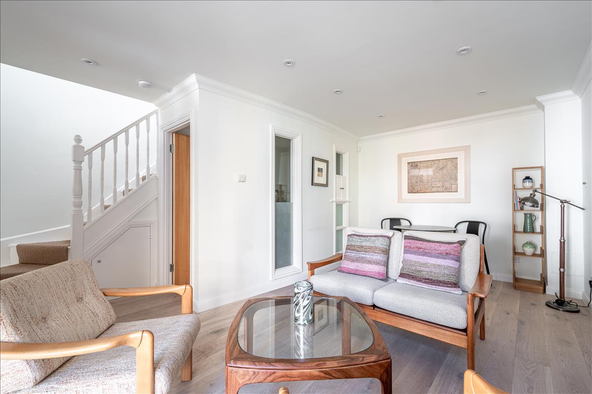 immaculate mews house for rent in Barnsbury N1