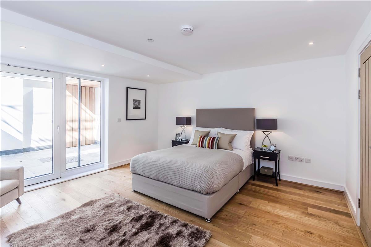 deluxe four bed gated mews house for rent in the heart of de beauvoir