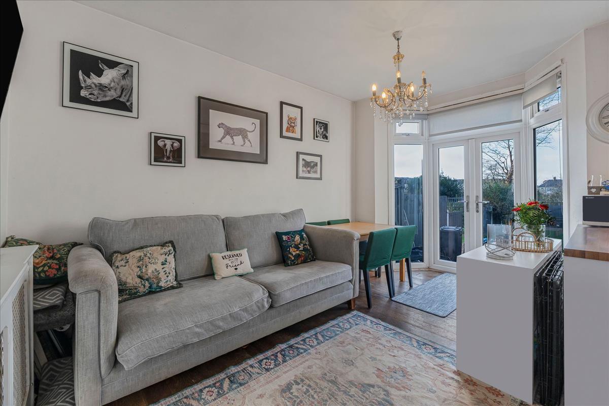 Kitchen : Dining Room