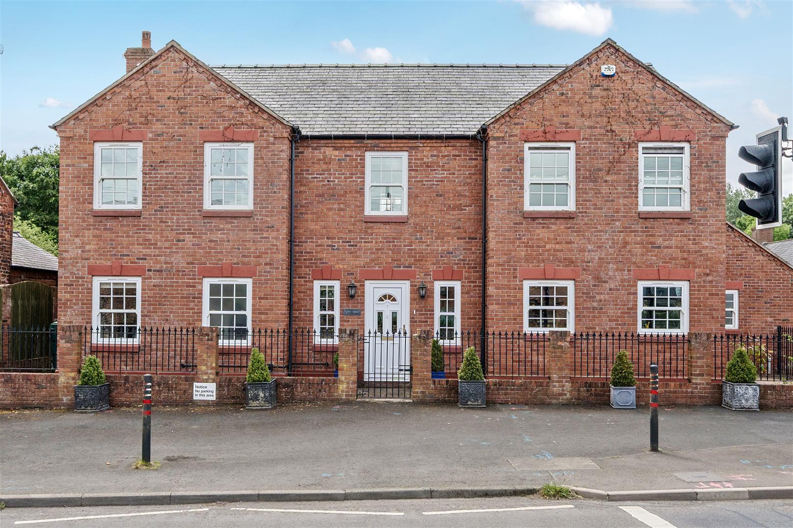 Property Image f53ad544-8c79-4668-baed-e8b2f1469f48