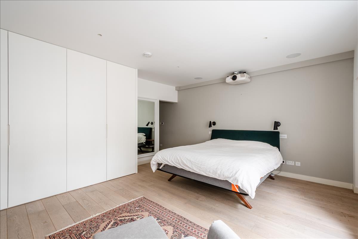 Main bedroom. Three bedroom split-level duplex apartment for sale on Orde 