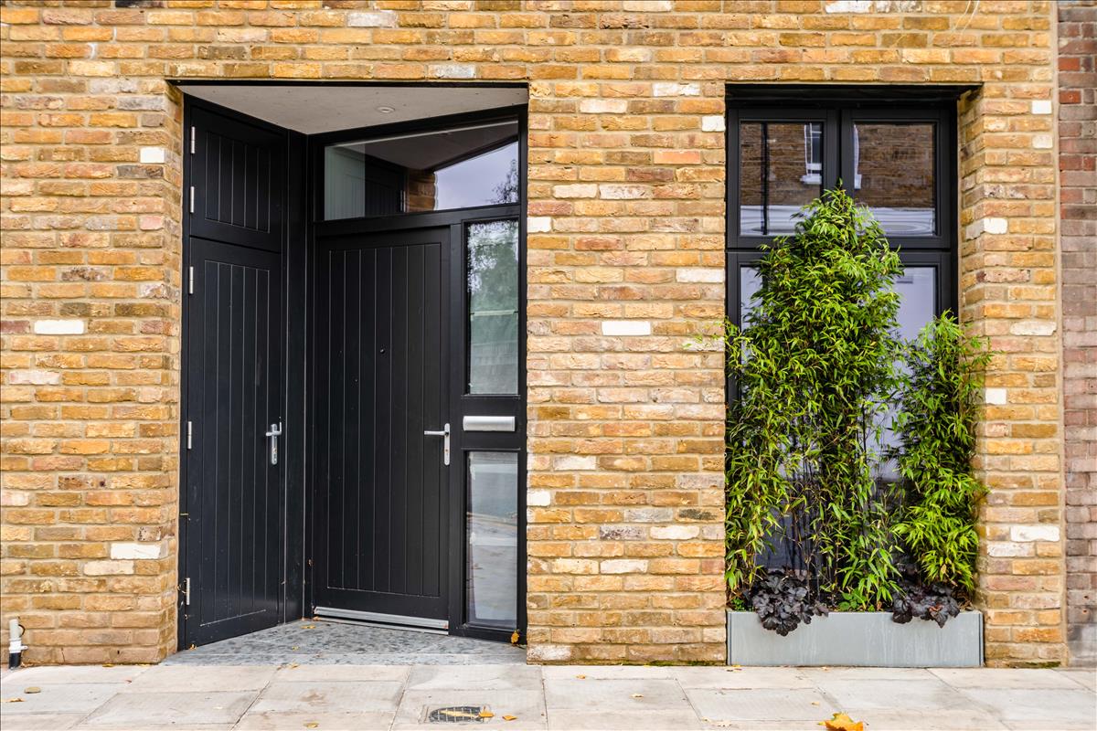 Three bedroom architecturally finished triplex in London Fields for sale e8