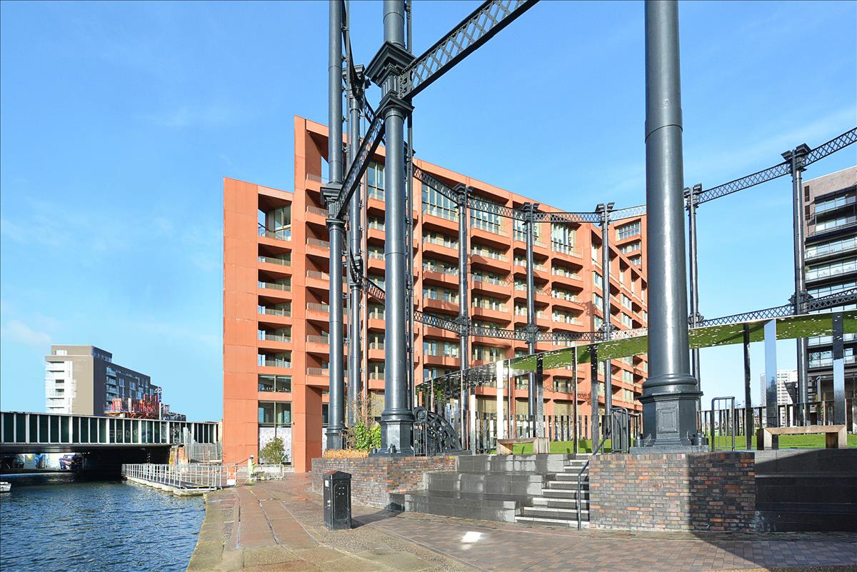 Incredible two bed two bath new build apartment for rent in Tapestry Building N1C