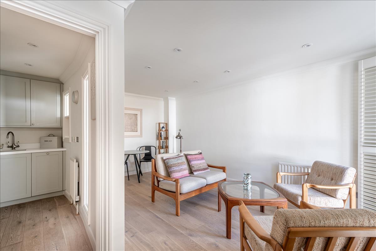 immaculate mews house for rent in Barnsbury N1