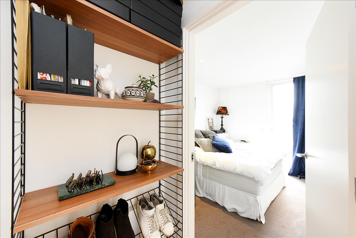 top floor one bed new build canal-side apartment for rent in De Beauvoir