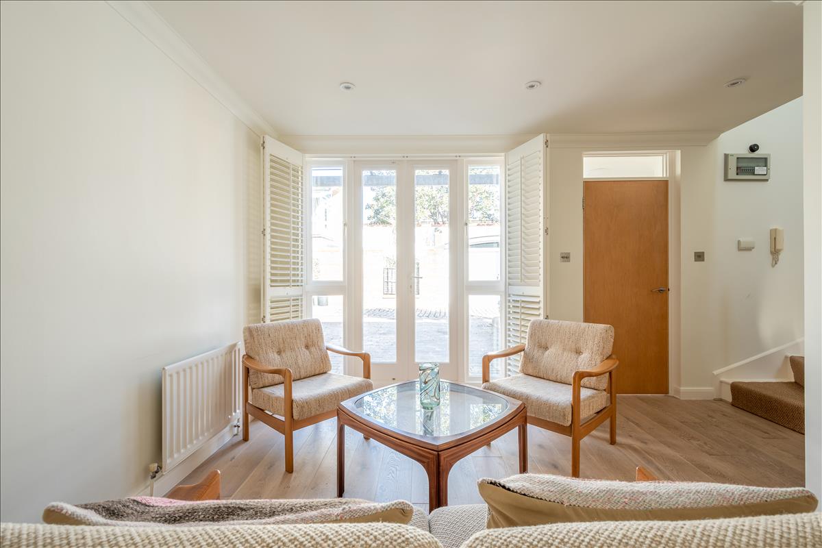 immaculate mews house for rent in Barnsbury N1
