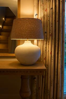 A lamp on a table
AI-generated content may be incorrect.